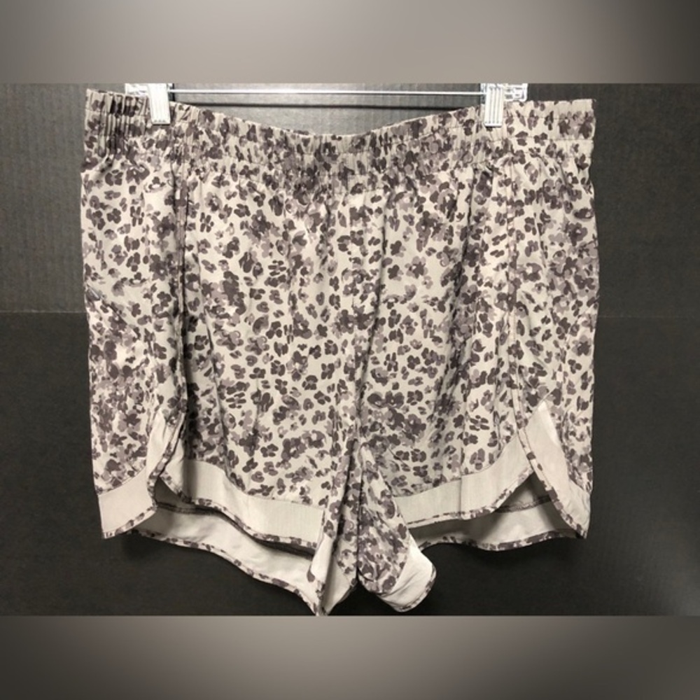 🪺Athleta Gray Floral Printed Racer Run 4” Shorts